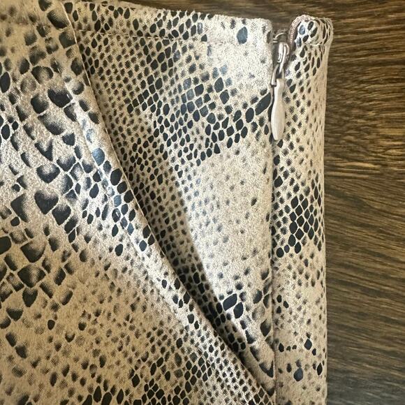 Article 324 Snake Print High Waisted Shorts NEW - Picture 5 of 7